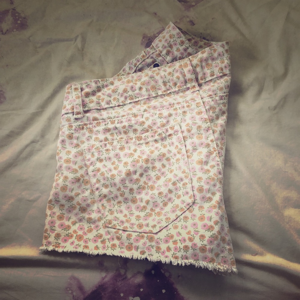 Super cute flower print shorts